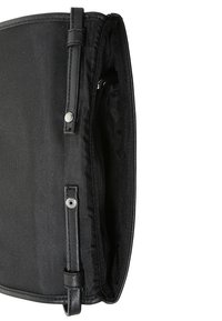 Černá látková kabelka s texturovaným povrchem, koženými detaily, zacvakáváním a prostorným interiérem s měkkou podšívkou.