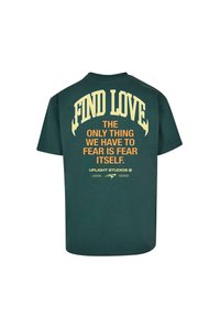 Grøn bomuld t-shirt med store gule bogstaver på ryggen, der står "FIND LOVE" og et ekstra citat under i orange. Kortærmet.