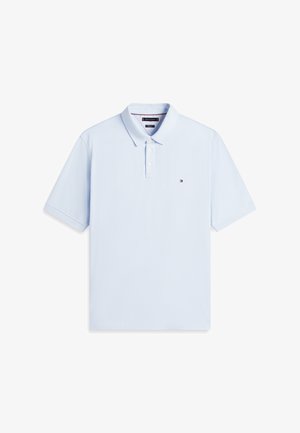 Hellblaues Poloshirt mit kurzen Ärmeln, Kragen, dreiknöpfiger Knopfleiste und kleinem Tommy Hilfiger Logo auf der linken Brust.
