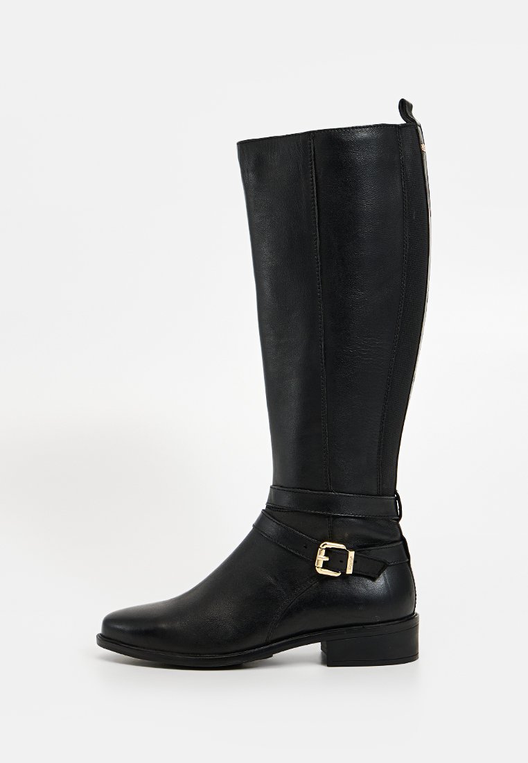 Hoher schwarzer Lederstiefel mit niedrigem Absatz, seitlichem Reißverschluss und dekorativem Riemen mit goldener Schnalle um den Knöchel.