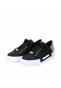 Schwarze Sneakers mit einem Obermaterial aus glattem Leder, goldenen Beschlägen, weißer Gummisohle und einem metallischen Akzent an der Ferse. Sie haben dicke Schnürsenkel.