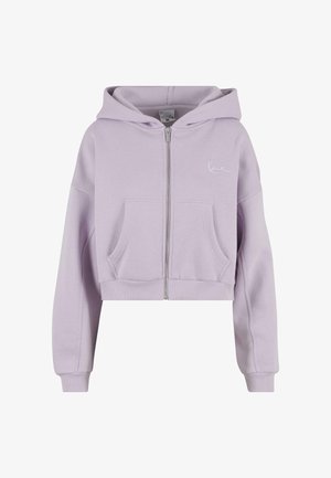 Rövidített zipzáras kapucnis pulóver világos levendula színben. Puha anyagból készült, kapucnival, elülső zsebekkel és bordás mandzsettákkal rendelkezik. Tartalmaz egy logó részletet.