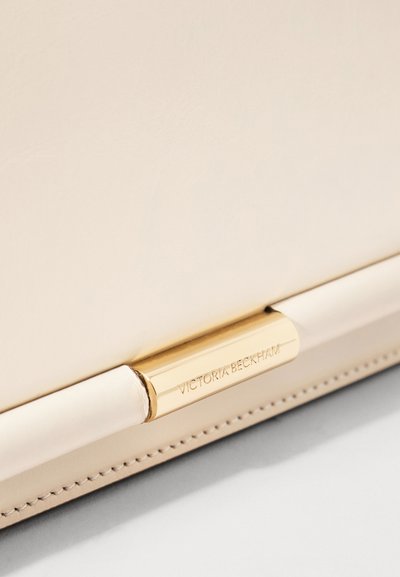 Victoria Beckham 202 CLUTCH - Alkalmi kézitáska - ivory