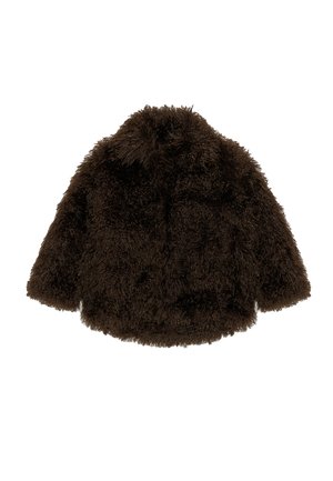 Brązowa kurtka z sztucznego futra o miękkiej, teksturowanej powierzchni, z zaokrąglonym kołnierzem i długimi rękawami. Projekt jest oversize'owy i puszysty.