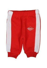 Pantalon rouge pour tout-petit avec des panneaux latéraux blancs, une ceinture élastique, des poignets côtelés et le logo Lee Cooper sur la partie supérieure de la jambe gauche devant.