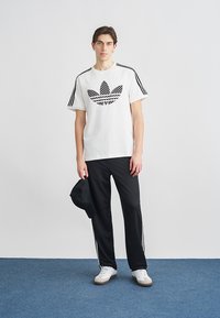 adidas Originals MONOGRAM STRIPES TEE - T-shirt estampada - white