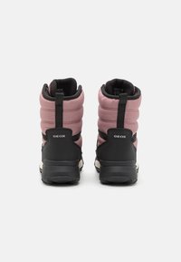 Geox TREKKYUP GIRL AB - Vinterstøvler - antique rose/black