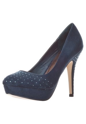 Escarpin à talons hauts en daim bleu marine avec semelle à plateforme et petits strass sur la pointe et le talon.