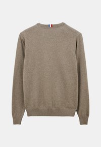 Pull en tricot marron avec un col rond, des poignets et un ourlet côtelés. Présente un accent tricolore au dos du col.