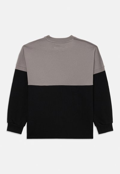 Felpa a maniche lunghe con un design a blocchi di colore in tessuto grigio e nero, scollatura rotonda e polsini a costine. Realizzata in morbido materiale misto cotone.