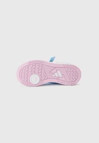 Suela de zapatilla en goma rosa y blanca, con un patrón texturizado para agarre. El diseño incluye un detalle en ante azul claro y un logotipo.