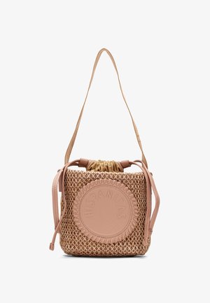 Kleine vierkante gevlochten handtas met beige leren afwerking, trekkoordsluiting en een cirkelvormige patch met het geperste opschrift "HISPANITAS" aan de voorkant.