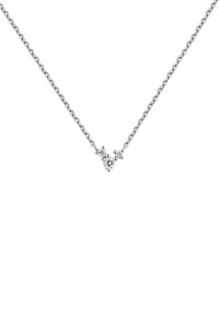 Collar de cadena de plata con tres piedras preciosas transparentes, con un diseño simétrico y un acabado metálico pulido.