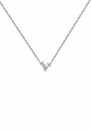 Collar de cadena de plata con tres piedras preciosas transparentes, con un diseño simétrico y un acabado metálico pulido.