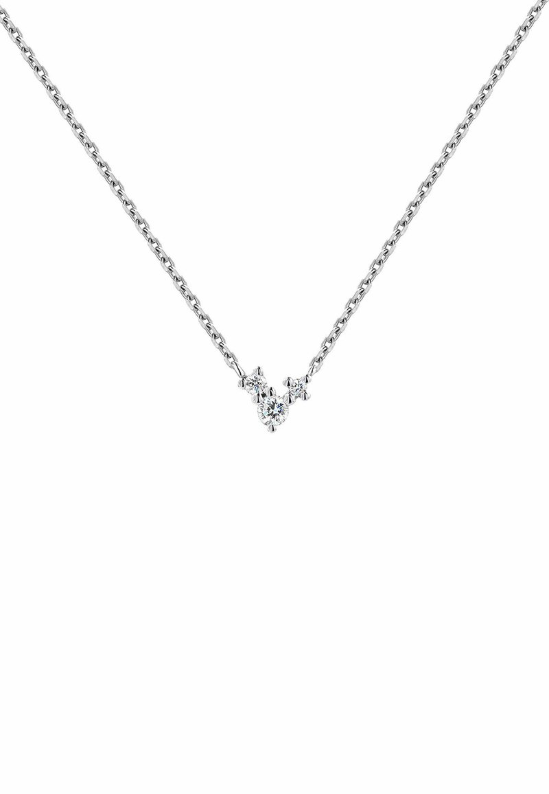 Collar de cadena de plata con tres piedras preciosas transparentes, con un diseño simétrico y un acabado metálico pulido.
