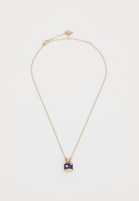 Goldkette mit feiner Kette, verziert mit einem Anhänger mit lila Akzenten und zwei goldenen Details. Schlichtes Design, elegantes Erscheinungsbild.