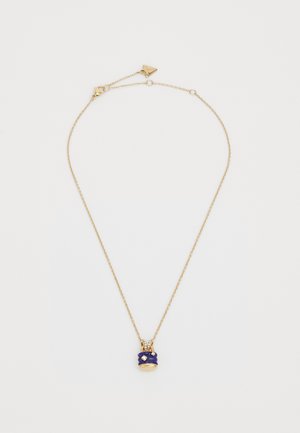 Gouden ketting met een fijne schakel, met een hanger met paarse details en twee gouden accenten. Eenvoudig ontwerp, elegante uitstraling.