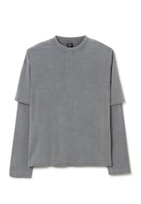 Grijze longsleeve t-shirt, gemaakt van zachte katoen, ronde halslijn, met een subtiele gestikte detail op de mouw, relaxte pasvorm.