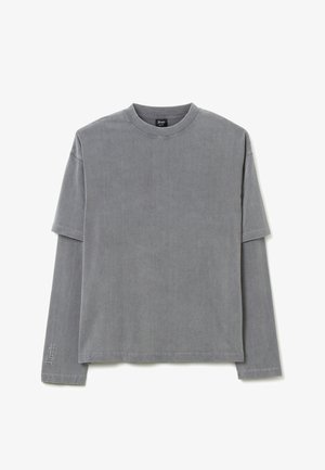 Grijze longsleeve t-shirt, gemaakt van zachte katoen, ronde halslijn, met een subtiele gestikte detail op de mouw, relaxte pasvorm.