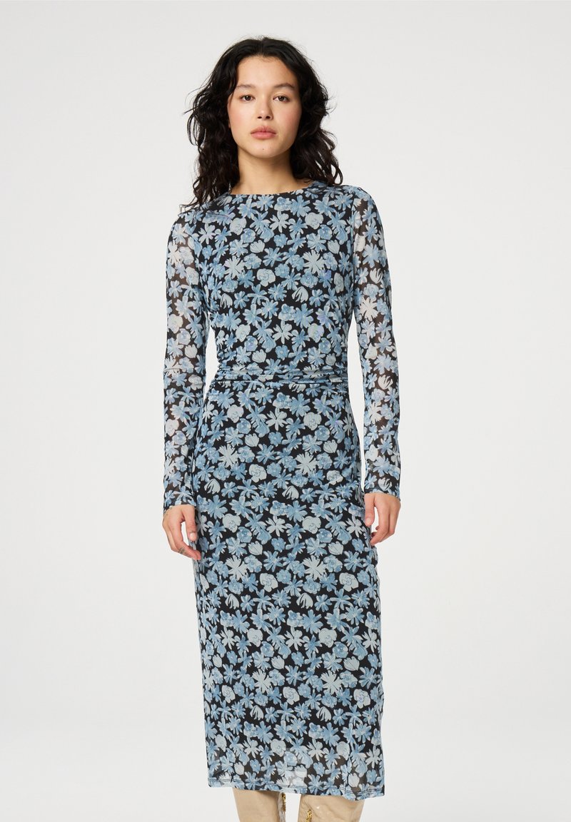Bloemenjurk van zwarte sheer stof met blauw-witte bloempatronen, lange mouwen en een aansluitende taille, die tot halverwege de kuit reikt.