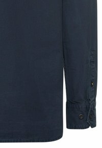 Donkerblauwe langemouwenshirt van gladde stof. Heeft een puntige kraag, knopen op de manchetten en een nette zoom.