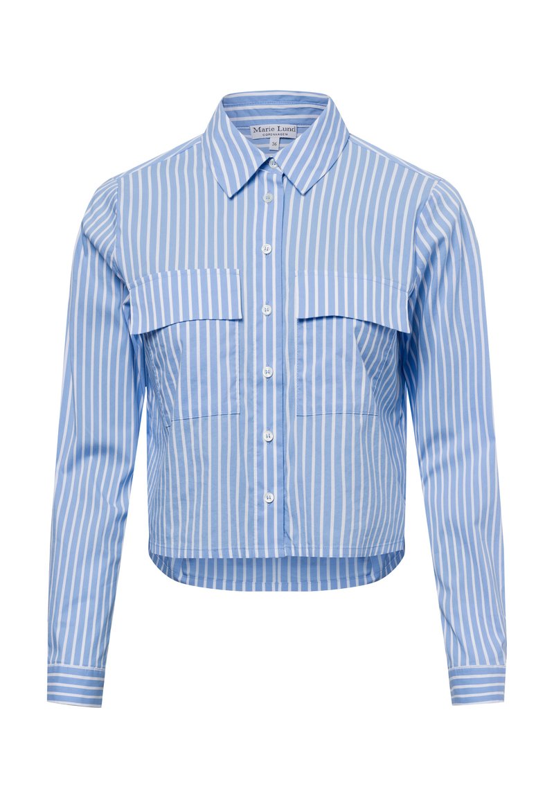 Camicia button-up corta di colore azzurro chiaro con righe verticali bianche. Presenta due tasche sul petto e un colletto classico. Tessuto di cotone, superficie liscia.