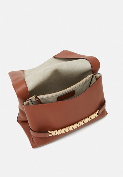 Victoria Beckham CHAIN POUCH - Håndtasker - russet