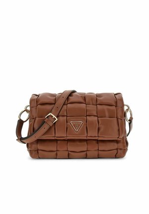 Sac à épaule matelassé marron avec une plaque logo dorée, bandoulière ajustable et texture en cuir lisse. Présente une forme rectangulaire.
