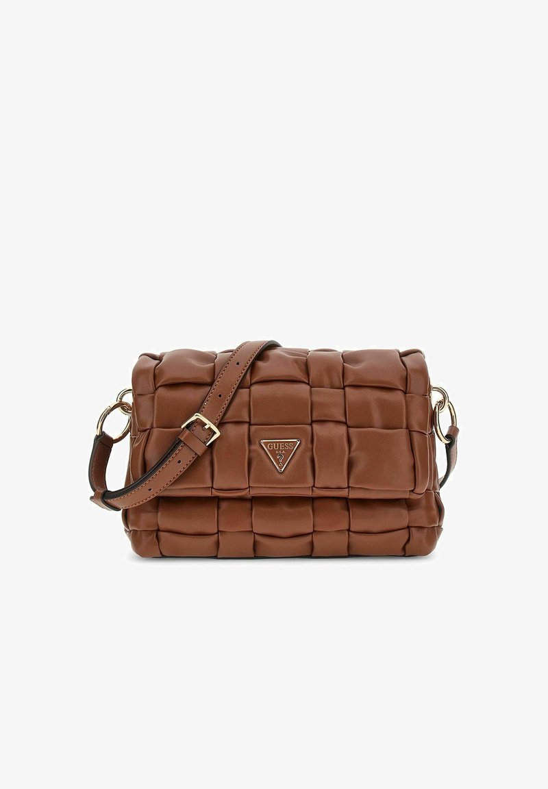 Sac à épaule matelassé marron avec une plaque logo dorée, bandoulière ajustable et texture en cuir lisse. Présente une forme rectangulaire.