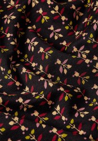 Schwarzer Stoff mit floralem Muster, das kleine hellrosa, rote und grüne Blätter und Knospen zeigt und eine strukturierte Webart aufweist.