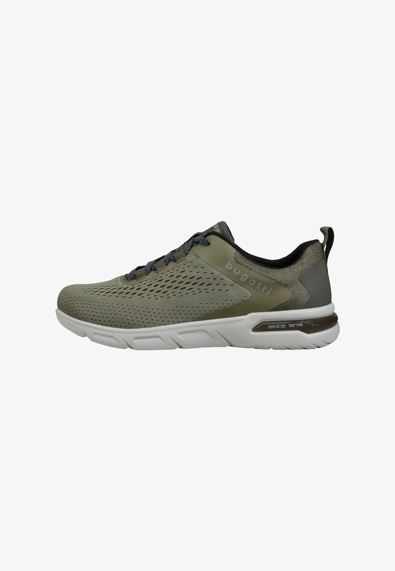 Olivgrüner Bugatti-Sneaker mit Mesh-Obermaterial, schwarzen gemusterten Schnürsenkeln, weißer Sohle und dem Aufdruck "seit 1978" am Fersenbereich.