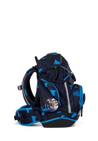 Sac à dos bleu foncé avec des motifs géométriques turquoise, des bretelles ajustables, des poches externes et un badge circulaire sur le côté.