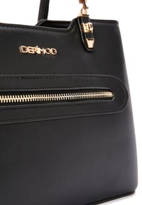 Borsa a tracolla nera in pelle sintetica con forma rettangolare, dotata di una cerniera dorata, accessori in oro e un logo del marchio sul davanti.