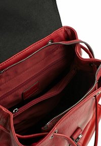 Rode leren handtas met een textuurafwerking, voorzien van een zwart suede interieur, meerdere compartimenten en accenten van zilver hardware.