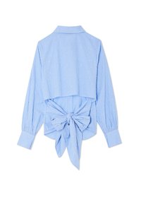 Blusa azul listrada com mangas longas, design de costas cropped e um laço decorativo na cintura. Tecido macio com detalhes sutis.