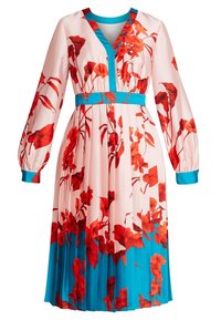 Blumenkleid in hellpink mit roten Blumen, mit langen Ärmeln, einem V-Ausschnitt, einem türkisfarbenen Gürtel und Faltenrock-Details.