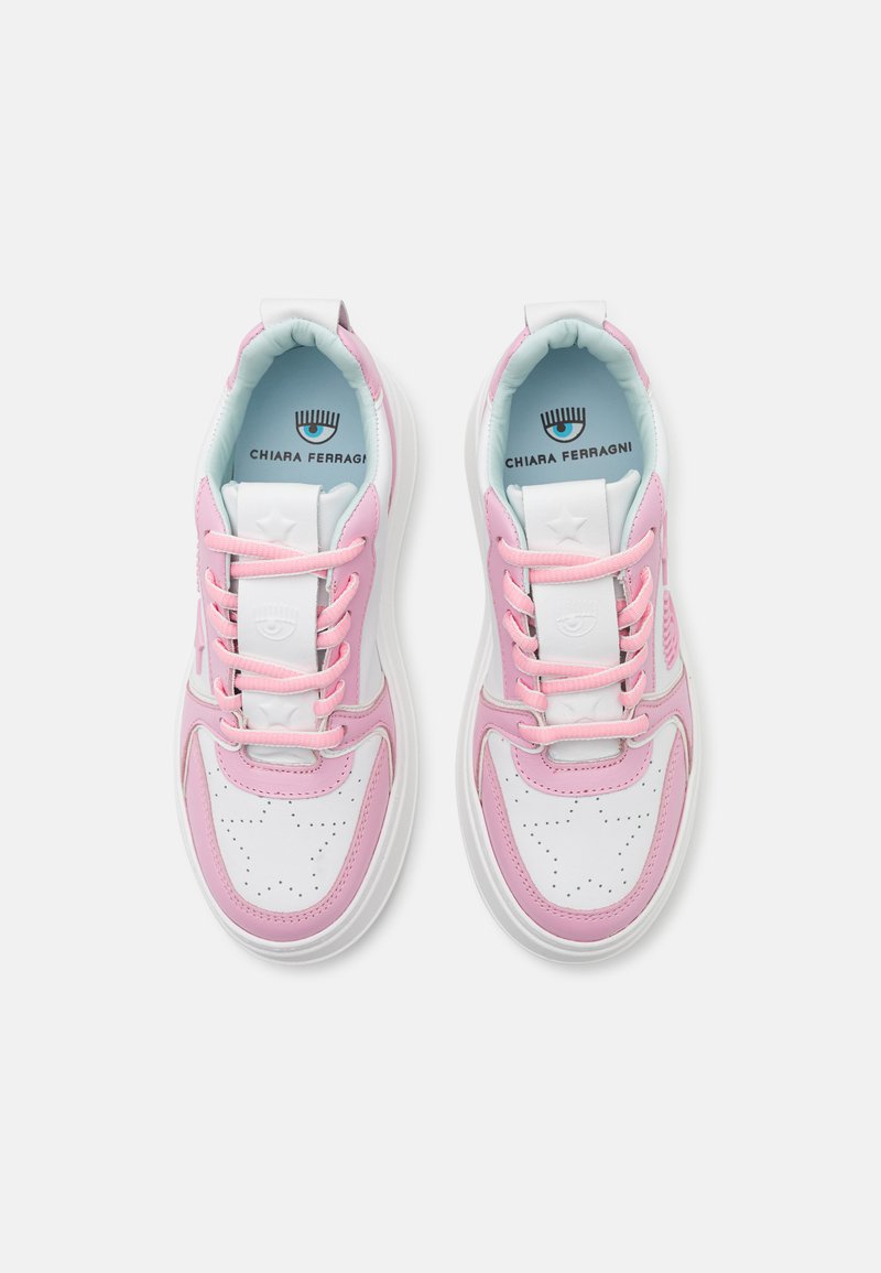 Weiße und rosa Sneakers mit perforierter Zehenbox, gepolstertem Zungenbereich und kontrastierenden Schnürsenkeln. Verfügt über ein hellblaues Innenfutter und ein Logodetail.