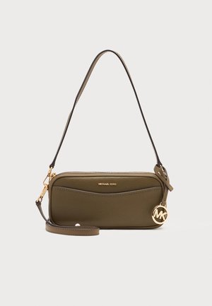 Mała oliwkowo-zielona skórzana torebka na ramię Michael Kors z złotym logiem i odpinanym paskiem na jasnym tle.