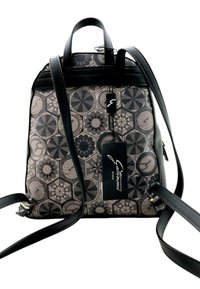 Zaino geometrico in nero e grigio, realizzato in materiale sintetico, con maniglie superiori e spallacci regolabili. Accenti in metallo visibili.