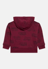 Bordó gyerek kapucnis pulóver sötét vonalas vonatmintával, hosszú ujjakkal, kapucnival, bordázott mandzsettákkal és szegéllyel.