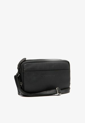 Borsa a spalla in pelle nera con forma rettangolare, finitura testurizzata, chiusura con zip e tracolla regolabile. Presenta un logo sul davanti.