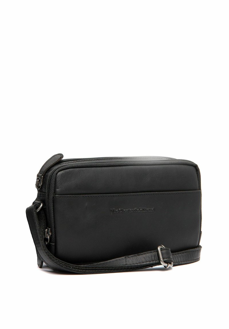 Borsa a spalla in pelle nera con forma rettangolare, finitura testurizzata, chiusura con zip e tracolla regolabile. Presenta un logo sul davanti.