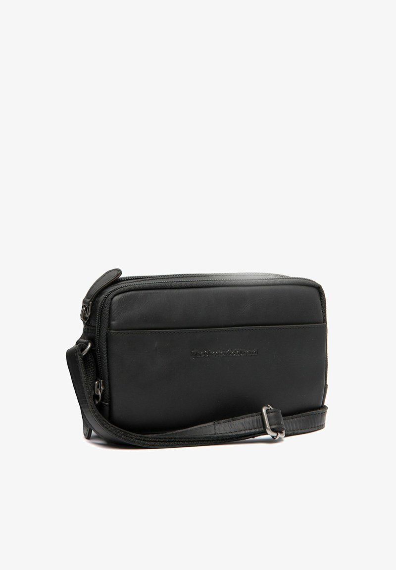 Borsa a spalla in pelle nera con forma rettangolare, finitura testurizzata, chiusura con zip e tracolla regolabile. Presenta un logo sul davanti.