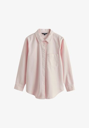 Dugorukava blijedo ružičasta košulja s gumbima, ovratnikom i jednim džepom na prsima, položena ravno na bijeloj pozadini.