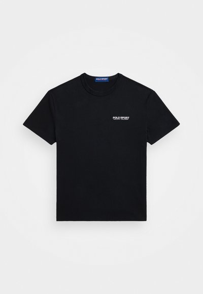 Μαύρο βαμβακερό t-shirt με στρογγυλή λαιμόκοψη, κοντά μανίκια, λευκό λογότυπο στο μπροστινό αριστερό μέρος του στήθους που γράφει "POLO SPORT RALPH LAUREN," λεία υφή.