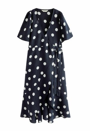 Vestido cruzado azul marino con lunares blancos, mangas cortas, escote en V y lazo lateral en la cintura.