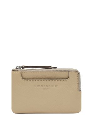 Beige Leder-Brieftasche mit Reißverschluss, mit geprägt "Liebeskind Berlin" Logo und einer schlanken Fronttasche, vor weißem Hintergrund gezeigt.
