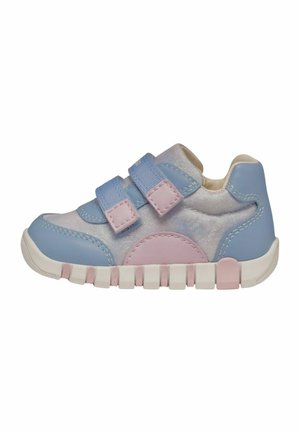 Baskets pour enfants bleues et roses avec deux bandes Velcro, en matériau synthétique lisse, au design arrondi, et une semelle blanche texturée avec des accents.