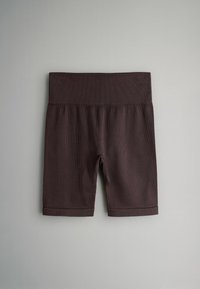 Sötétbarna atlétikai rövidnadrág bordázott textúrával, rugalmas derékpánttal és testhezálló szabással, amely éppen a térd fölött ér véget.