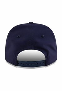 Marineblaue Kappe aus glattem Stoff, mit verstellbarem Riemen hinten und Belüftungsöffnungen. Abgerundeter Schirm ohne sichtbare Logos oder Grafiken.